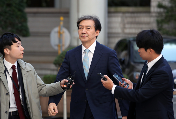 조국 전 법무부 장관이 지난 16일 감찰 등 관련 항소심 4차 공판을 하기 위해 서울중앙지방법원으로 출석하는 모습/사진=뉴시스