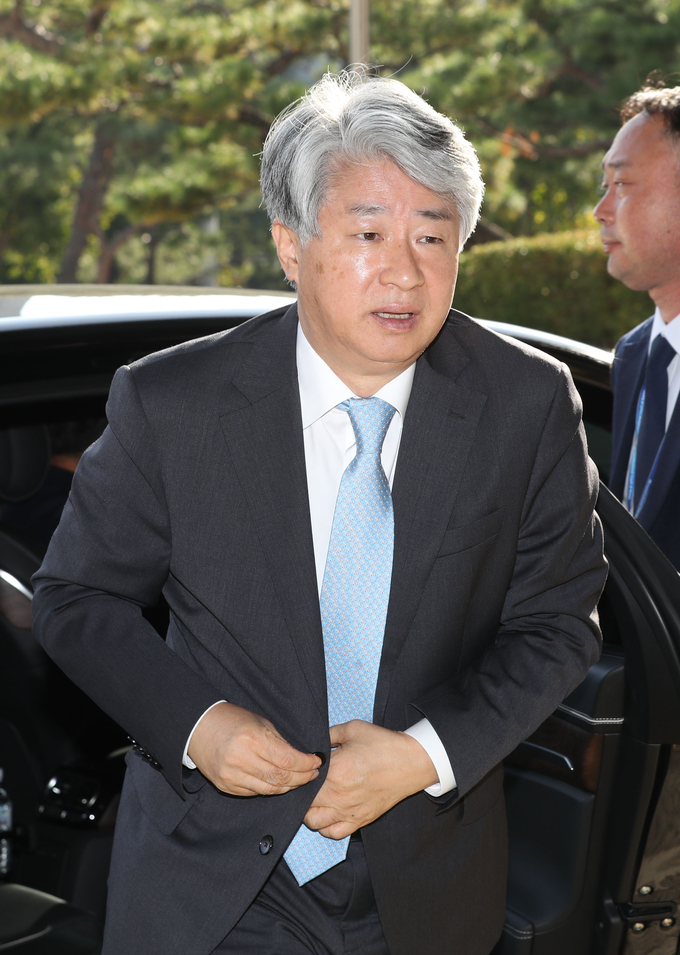  차기 헌법재판소장으로 유력한 이종석 헌법재판관이 18일 오전 서울 종로구 헌법재판소로 출근하고 있다/사진=뉴시스