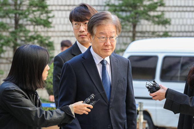 이재명 더불어민주당 대표가 17일 오전 서울 서초구 서울중앙지법에서 열린 대장동·위례신도시 배임 및 성남FC 뇌물 의혹 2차 공판에 출석하고 있다/사진=뉴시스