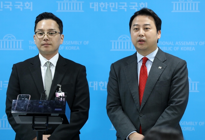 장예찬(오른쪽) 국민의힘 청년최고위원과 공익제보자 조명현 씨가 18일 오전 서울 여의도 국회 소통관에서 열린 더불어민주당 이재명 대표 법인카드 공익제보자의 국감 참석 방해 규탄 기자회견을 마치고 취재진 질문에 답변하고 있다/사진=뉴시스
