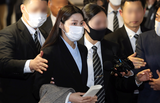 조국 전 법무부 장관의 딸 조민씨가 부산대학교 의학전문대학원 입학 취소결정에 불복해 제기한 입학허가 취소 처분 취소 소송의 증인심문을 위해 지난 3월 16일 부산 연제구 부산지법에 출석하고 있다./사진=뉴시스
