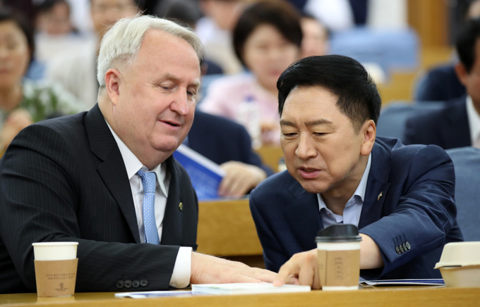김기현 국민의힘 대표와 인요한 세브란스병원 국제진료센터 소장이 지난 8월 23일 오전 서울 여의도 국회 의원회관에서 열린 국민공감 공부모임에서 대화를 나누고 있는 모습/사진=뉴시스