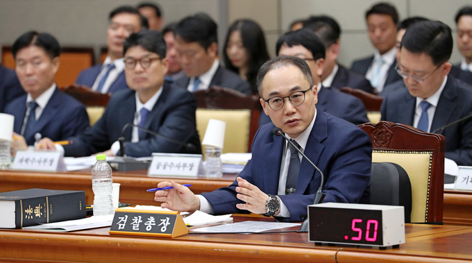 이원석 검찰총장이 지난 23일 서울 서초구 대검찰청에서 열린 국회 법제사법위원회의 대검찰청에 대한 국정감사에서 의원의 질의에 답변하고 있다