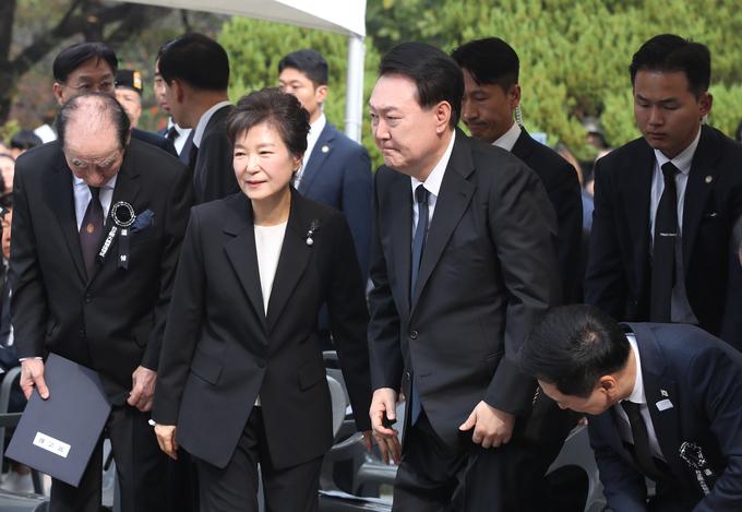 윤석열 대통령과 박근혜 전 대통령이 26일 서울 동작구 국립서울현충원에서 열린 박정희 전 대통령 44주기 추도식을 마친 뒤 묘역 헌화를 위해 이동하고 있다./사진=뉴시스