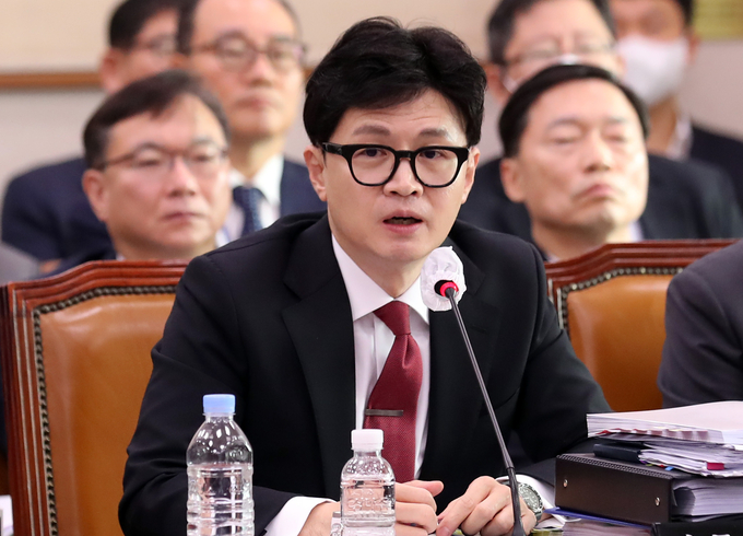 한동훈 법무부 장관이 26일 오전 서울 여의도 국회에서 열린 법제사법위원회 종합감사에서 의원들의 질의에 답하고 있다./사진=뉴시스