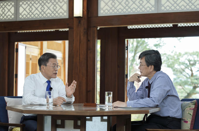 문재인 전 대통령이 지난 2022년 4월 15일 청와대 상춘재에서 손석희 JTBC 전 앵커와 대담하고 있다/사진=뉴시스