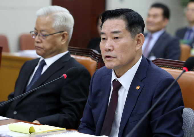 신원식 국방부 장관이 27일 오전 서울 여의도 국회에서 열린 국방위원회 국방부 등 종합감사에서 의원들의 질의에 답하고 있다/사진=뉴시스