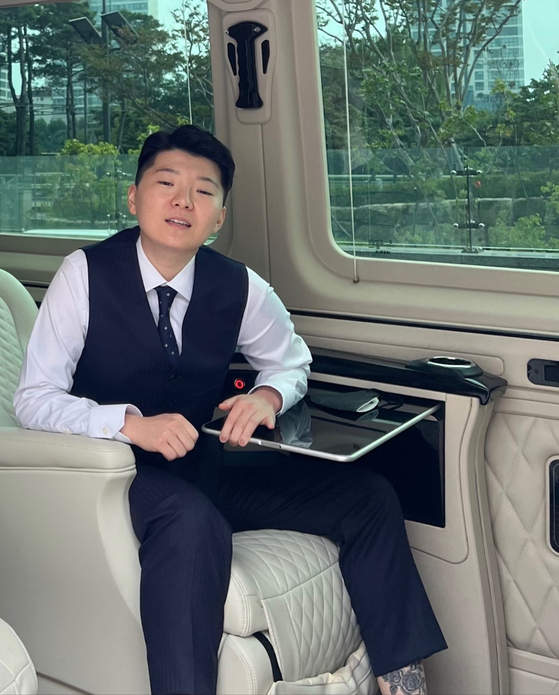 펜싱 국가대표 출신 남현희(42)의 재혼 상대였던 전청조(27) 씨가 과거 경호원 10여명을 대동하고 제주도를 방문한 사진이 공개됐다. 27일 JTBC는 김민석 서울 강서구의원으로부터 입수 받은 사진을 공개한 뒤 "전씨는 대동하고 다니는 경호원 한 명당 월 1500만원씩 지급했다"라고 보도했다. 사진은 전청조 씨. (사진=김민석 서울강서구의회 의원 제공)