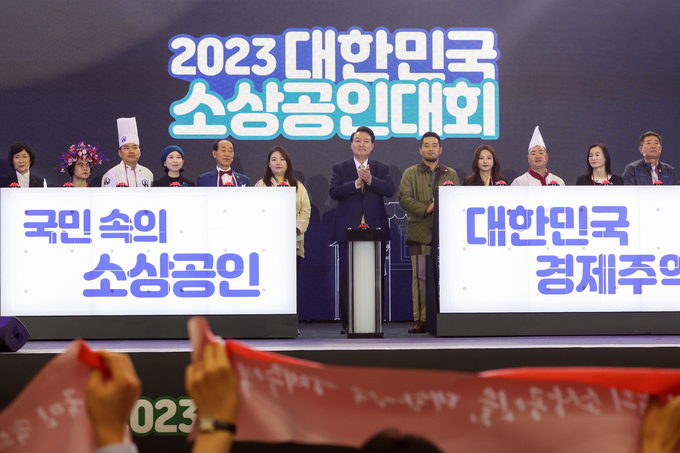  윤석열 대통령이 3일 경기도 고양시 킨텍스에서 열린 2023 대한민국 소상공인대회 개막식에서 위시볼(wish ball) 점등 퍼포먼스를 하고 있다. (사진=대통령실통신사진기자단/뉴시스) 
