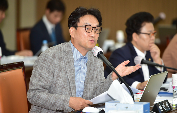 안민석 더불어민주당 의원이 지난달 17일 대구 북구 경북대학교 글로벌플라자에서 열린 국회 교육위원회의 경북대학교, 강원대학교, 경북대병원, 강원대병원, 경북원주대치과병원, 경북대치과병원, 대구교육대학교에 대한 국정감사에서 질의하는 모습/사진=뉴시스