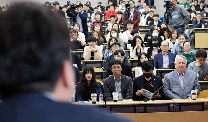  인요한 국민의힘 혁신위원장이 4일 부산 남구 경성대에서 열린 '이언주&이준석 톡!톡! 콘서트'에 참석, 토크콘서트를 지켜보고 있다. 인 위원장은 이 전 대표를 만나기 위해 부산을 방문했지만 끝내 불발됐다/사진=뉴시스