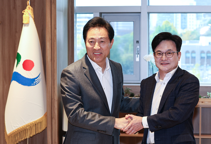 오세훈(왼쪽) 서울시장과 김병수 김포시장이 6일 오후 서울 중구 서울시청 서울시장 집무실에서 김포, 서울 편입 관련 회동에 앞서 기념촬영을 하고 있다/사진=뉴시스