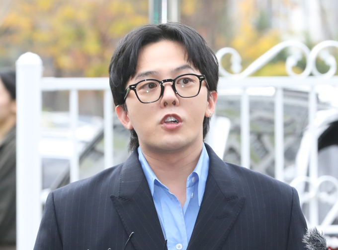 마약 투약 의혹을 받는 가수 지드래곤(권지용)이 6일 인천 남동구 인천논현경찰서에 자진 출석해 조사를 받으러 들어가기 앞서 기자 질문에 답하고 있다/사진=뉴시스