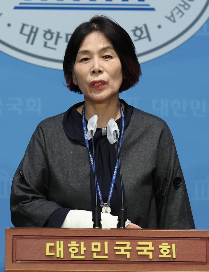 최민희 방송통신위원 내정자가 7일 오전 서울 여의도 국회에서 사퇴 기자회견을 하고 있다/사진=뉴시스