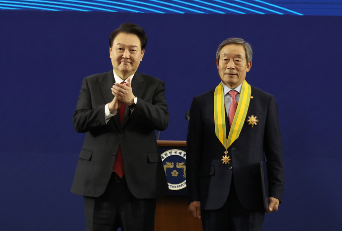 윤석열 대통령이 7일 대구 북구 엑스코에서 열린 2023년 바르게살기운동 전국회원대회에서 홍성근 바르게살기운동 대구광역시협의회 회장에게 국민훈장 모란장을 수여한 뒤 기념촬영 하고 있다/사진=뉴시스