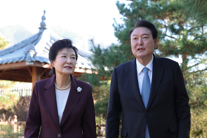 윤석열 대통령이 7일 오후 대구 달성군 박근혜 전 대통령의 사저를 방문해 박 전 대통령과 산책하며 이야기를 나누고 있다./사진=뉴시스
