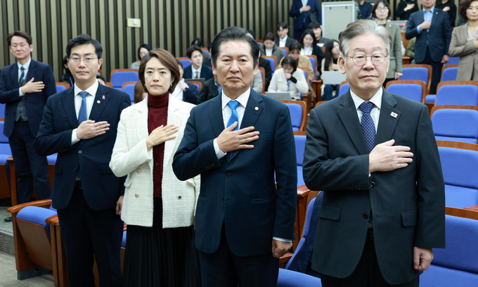 이재명 더불어민주당 대표 등 최고위원들이 8일 오후 서울 여의도 국회에서 열린 의원총회에서 국민의례를 하고 있다/사진=뉴시스