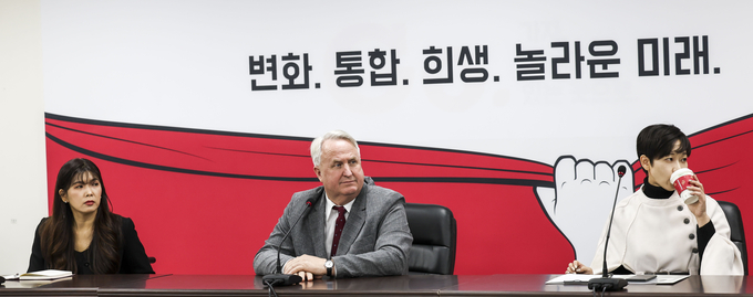인요한 국민의힘 혁신위원장이 9일 서울 여의도 국민의힘 중앙당사에서 열린 국민과 함께 혁신위원회 제5차 전체회의에서 발언하고 있다/사진=뉴시스