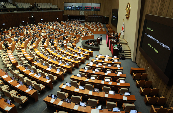 박정 환경노동위원회 위원장이 9일 오후 서울 여의도 국회에서 열린 제410회국회(정기회) 제11차 본회의에서 노동조합 및 노동관계조정법 일부개정법률안(대안)에 대해 제안설명을 하고 있다. 국민의힘 의원들 자리가 비어 있다/사진=뉴시스