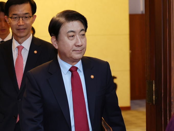 이동관 방송통신위원장이 10일 오전 서울 종로구 정부서울청사에서 열린 국무회의에 참석하고 있다/사진=뉴시
