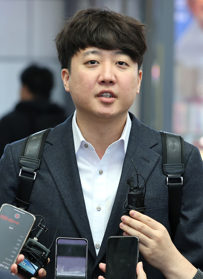이준석 전 국민의힘 대표가 9일 동대구역 제2맞이방에서 신당 추진 가능성에 대한 발언을 하고 있다/사진=뉴시스