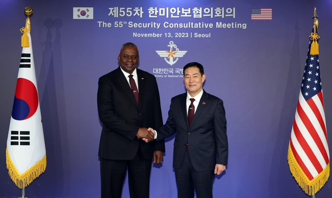신원식 국방부 장관과 로이드 오스틴 미국 국방장관이 13일 서울 국방부 청사에서 제55차 한미안보협의회의(SCM)에 앞서 기념촬영하고 있다. 양 장관은 한미동맹 70주년에 열리는 이번 SCM을 계기로, 피로 맺어진 끈끈한 동맹의 결속력을 상징하는 짙은 버건디색 넥타이인 '혈맹 넥타이'를 착용했다/사진=뉴시스