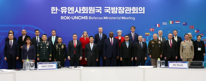 신원식 국방부 장관이 14일 오전 서울 용산구 국방부 대회의실에서 열린 한·유엔사회원국 국방장관회의에서 로이드 오스틴 미국 국방장관을 비롯한 각국 대표자들과 기념촬영을 하고 있다/사진=뉴시스