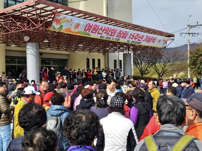 장제원 국민의힘 의원이 지난 11일 자신의 페이스북에 지역구 지지자 모임인 여원산악회 참석 소식을 알렸다./사진=장제원 의원 페이스북 캡처