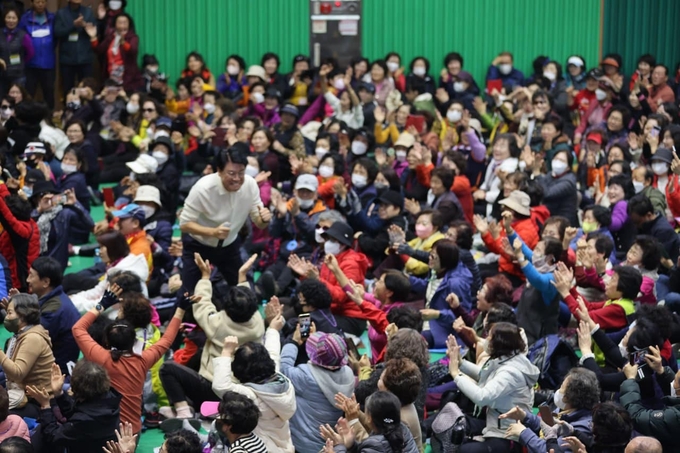 장제원 국민의힘 의원이 지난 11일 자신의 페이스북에 지역구 지지자 모임인 여원산악회 참석 소식을 알렸다./사진=장제원 의원 페이스북 캡처