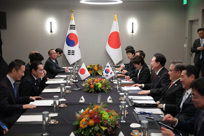 아시아태평양경제협력체(APEC) 정상회의 참석차 미국을 방문한 윤석열 대통령이 16일(현지시간) 미국 샌프란시스코 한 호텔에서 기시다 후미오 일본 총리와 한일 정상회담을 하고 있다. (사진=대통령실 제공) 