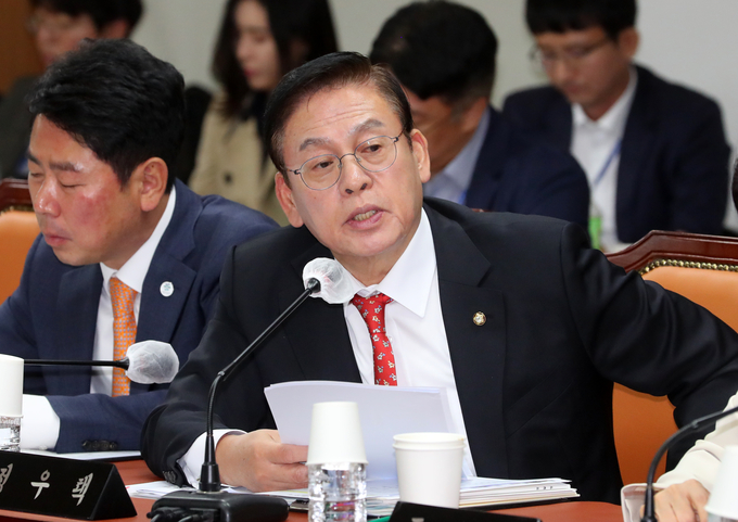 정우택 국민의힘 의원이 12일 오전 서울 서대문구 경찰청에서 열린 국회 행정안전위원회 국정감사에 참석해 윤희근 경찰청장에게 질의하고 있다/사진=뉴시스