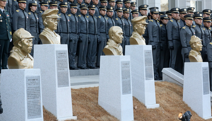 문재인 정부 때인 2018년 제99주년 삼일절인 1일 서울 노원구 육군사관학교에서 열린 독립전쟁 영웅 5인 흉상 제막식 모습. 독립전쟁 영웅 홍범도(왼쪽부터), 지청천, 신흥무관학교 설립자 이희영 선생, 독립전쟁 영웅 이범석, 김좌진 장군의 흉상은 장병들이 훈련한 탄피 300kg(소총탄 5만 여발 분량)을 녹여 제작하였다./사진=뉴시스