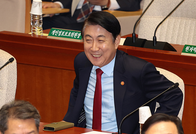 이동관 방송통신위원장이 10일 오전 서울 여의도 국회에서 열린 예산결산특별위원회 전체회의에 참석하고 있다/사진=뉴시스