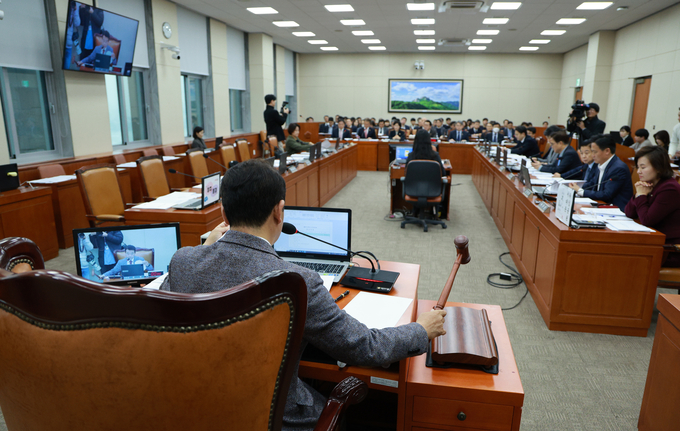 박정 환경노동위원회 위원장이 16일 오후 서울 여의도 국회에서 열린 환경노동위원회 전체회의에서 의사봉을 두드리고 있다. 이날 국민의힘 의원들은 불출석해 자리가 비어 있다/사진=뉴시스