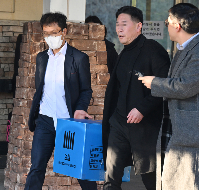 20일 오후 경기도 용인시 처인구 용인CC에서 검찰 관계자들이 각종 비위 의혹으로 고발된 이정섭 수원지검 2차장검사와 관련한 압수수색을 마친 후 압수품을 옮기고 있다. 이 차장검사의 비위 의혹은 민주당 김의겸 의원이 지난달 국회 법제사법위원회 국정감사장에서 처음 제기했다/사진=뉴시스