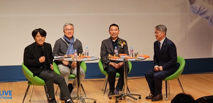지난 19일 광주 북구 광주과학기술원에서 열린 민형배 더불어민주당 의원 북콘서트. 왼쪽부터 박구용 전남대 철학과 교수, 민형배 민주당 의원, 김용민 민주당 의원, 최강욱 전 민주당 의원 /사진=유튜브 나두잼 TV 갈무리