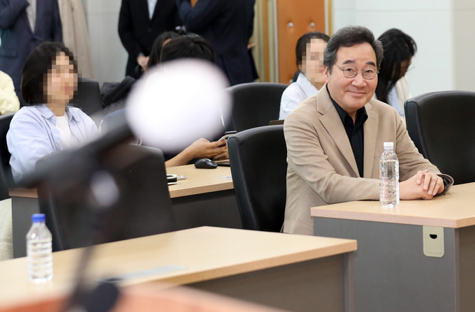 이낙연 전 더불어민주당 대표가 지난달 25일 서울 관악구 서울대학교 국제대학원 국제회의실에서 강연을 위해 대기하고 있다. 이날 이 전 대표는 서울대 통일평화연구원 주최 세미나에서 ‘대한민국 생존전략’을 주제로 강연했다./사진=뉴시스