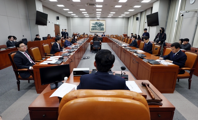 21일 오전 서울 여의도 국회에서 열린 정치개혁특별위원회 법안심사제2소위원회에서 김상훈 소위원장이 회의를 주재하고 있다./사진=뉴시스