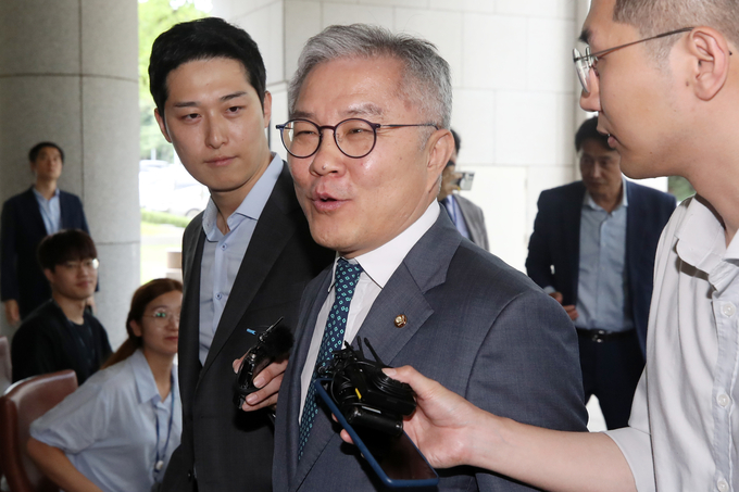 조국 전 법무부장관 아들에게 허위로 인턴증명서를 발급했다는 혐의를 받는 최강욱 전 더불어민주당 의원이 지난 9월 18일 오후 서울 서초구 대법원 대법정에서 열린 업무방해 사건 전원합의체 선고에 출석하는 모습/사진=뉴시스