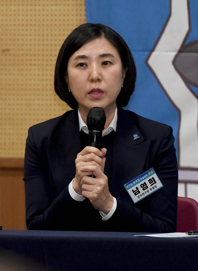 남영희 더불어민주당 민주연구원 부원장이 지난 4월 12일 광주 서구 치평동 김대중컨벤션센터에서 열린 '당원과 함께하는 전국 순회 민주아카데미 이기는 민주당 Again 광주' 행사에 참석해 발언하는 모습/사진=뉴시스