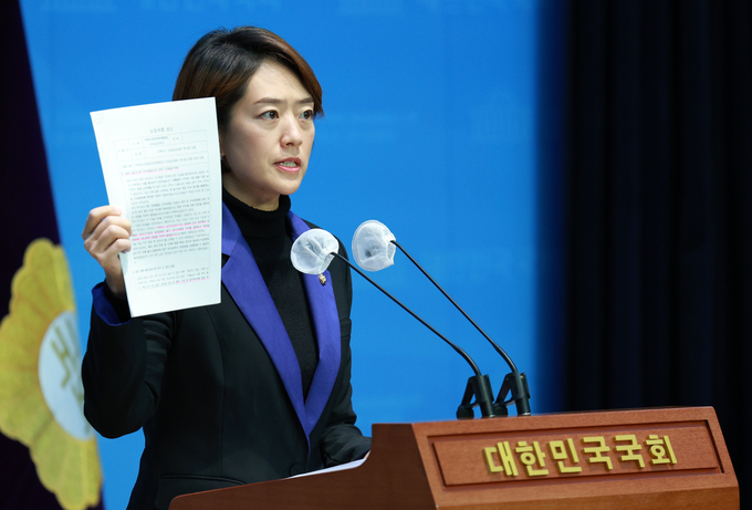 고민정 더불어민주당 언론자유대책특별위원회 의원이 지난 12일 오후 서울 여의도 국회 소통관에서 윤석열 정부 언론탄압 관련 등 기자회견을 하고 있다./사진=뉴시스