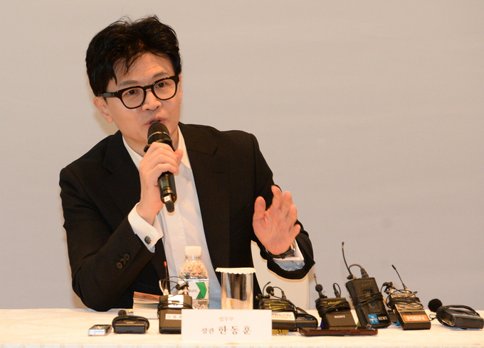 한동훈 법무부 장관이 24일 HD현대중공업 울산 본사에서 열린 조선산업 발전을 위한 현장 간담회에 참석해 모두 발언을 하고 있다./사진=뉴시스