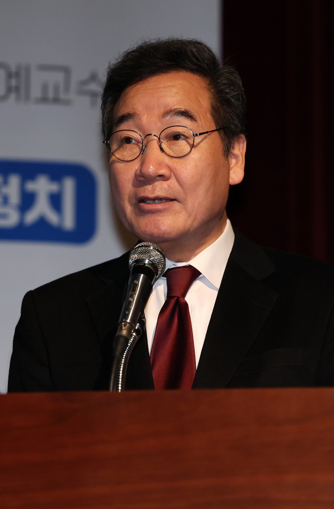 이낙연 전 국무총리가 28일 서울 용산구 백범김구기념관에서 열린 '연대와 공생' 주최 '대한민국, 위기를 넘어 새로운 길로' 학술 포럼에서 기조연설을 하고 있다/사진=뉴시스