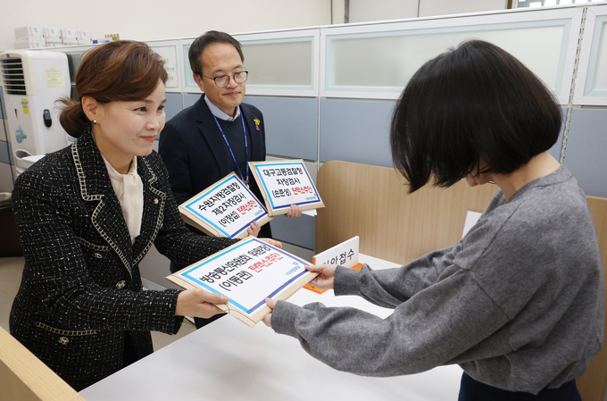 더불어민주당 박주민(왼쪽 두 번째) 원내수석부대표와 임오경(왼쪽) 원내대변인이 지난 28일 오후 서울 여의도 국회 의안과에서 이동관 방송통신위원회 위원장, 이정섭 수원지방검찰청 제2차장검사, 손준성 대구고등검찰청 차장검사에 대한 탄핵소추안을 접수하고 있다./사진=뉴시스