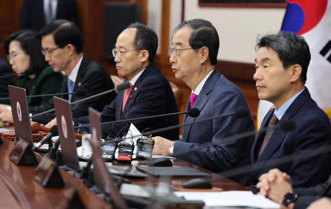 한덕수 국무총리가 1일 오전 서울 종로구 정부서울청사에서 열린 임시 국무회의에 참석해 발언하고 있다. 이날 임시국무회의에서는 야당 단독으로 표결된 노동조합 및 노동관계조정법 개정안(노란봉투법)과 '방송법·방송문화진흥회법·한국교육방송공사법 개정안'(방송3법)에 대한 재의요구안(거부권)을 의결한다. 대통령실은 국회에서 이송된 노란봉투법·방송3법 법안을 15일 이내 공포나 거부권 행사를 결정해야한다. 노란봉투법 등은 17일 국회로부터 이송돼 거부권 행사 시한은 12월 2일이다/사진 뉴스시