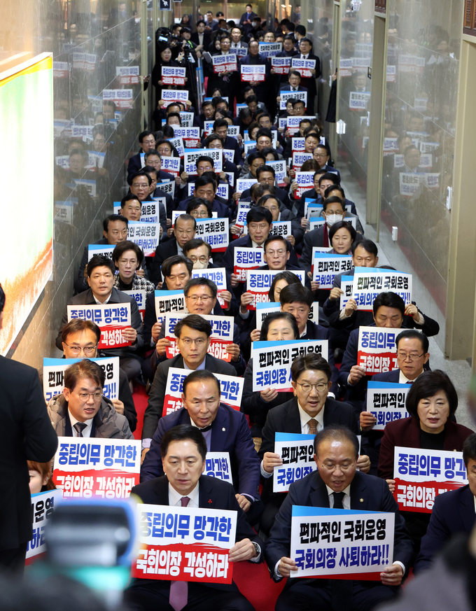 김기현 국민의힘 당 대표를 비롯한 의원들이 1일 오후 서울 여의도 국회 국회의장실 앞에서 피켓팅을 하고 있다/사진=뉴시스