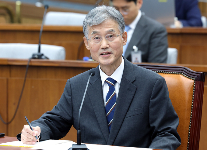 조희대 대법원장 후보자가 6일 오전 서울 여의도 국회에서 열린 인사청문회에 참석해 의원들의 질의에 답하는 모습/사진=뉴시스
