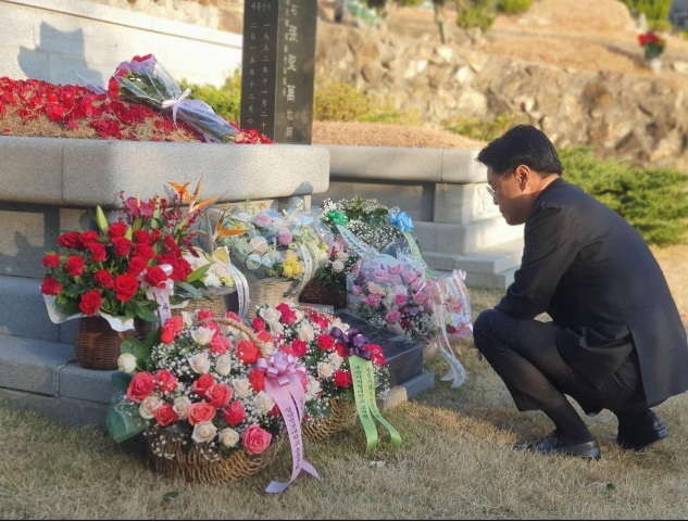 장제원 국민의힘 의원이 자신의 페이스북에 부친의 묘소를 방문한 모습/사진=장제원 의원 페이스북 갈무