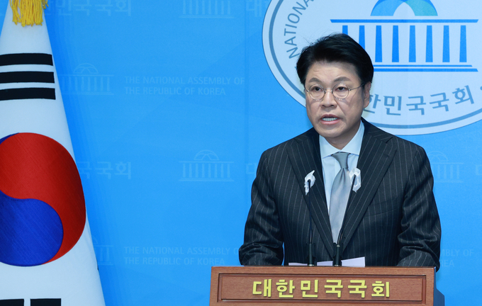 장제원 국민의힘 의원이 12일 오전 서울 여의도 국회 소통관에서 총선 불출마 관련 기자회견을 하는 모습/사진=뉴시스