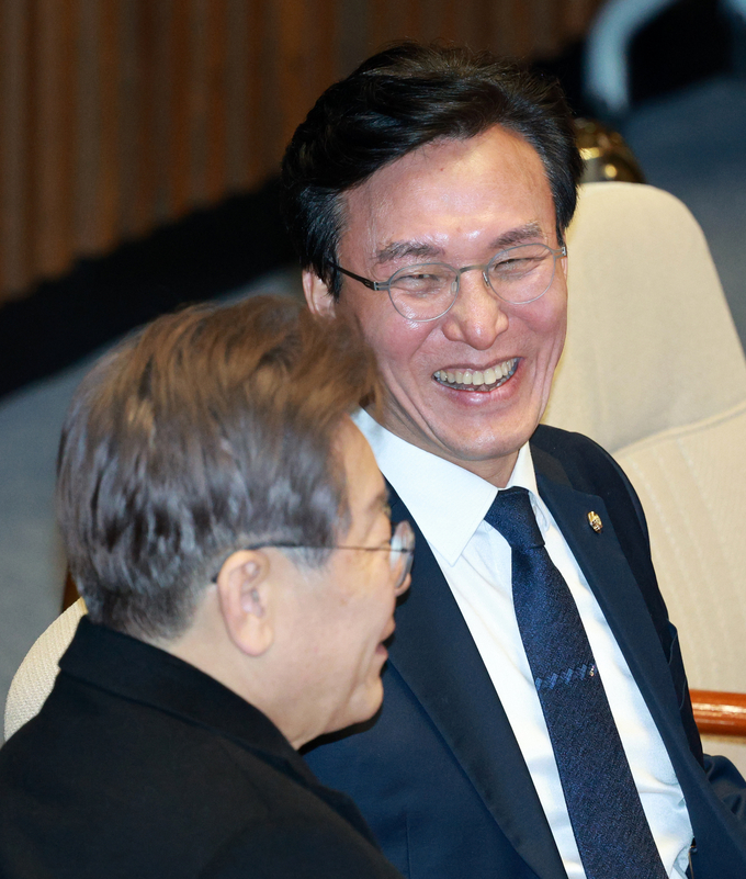 김민석 더불어민주당 정책위의장과 이재명 대표가 지난 1일 오후 서울 여의도 국회에서 열린 제410회국회(정기회) 제13차 본회의에서 대화를 나누고 있다../사진=뉴시스